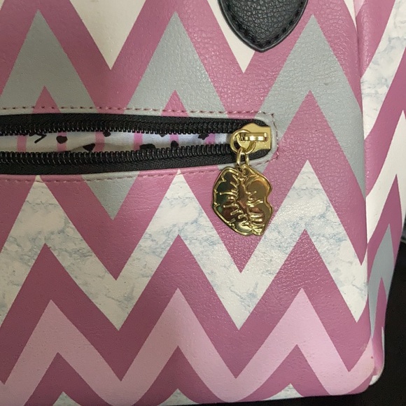 Med size Betsy Johnson zig zag pattern bag - Picture 2 of 4